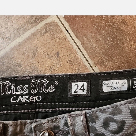Miss Me Signature Rise Skinny Cargo Jeans in Grey Leopard combo sz 24 NWT - Picture 3 of 13